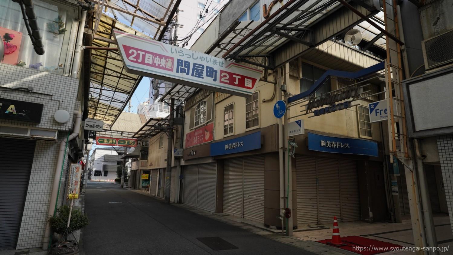区画の中心にある通りの風景