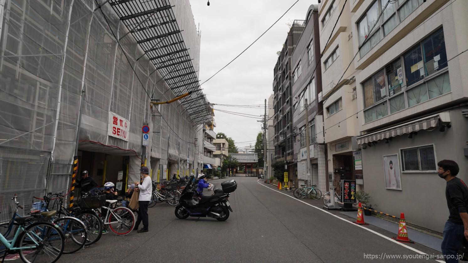 改装中のSEIYU前の風景