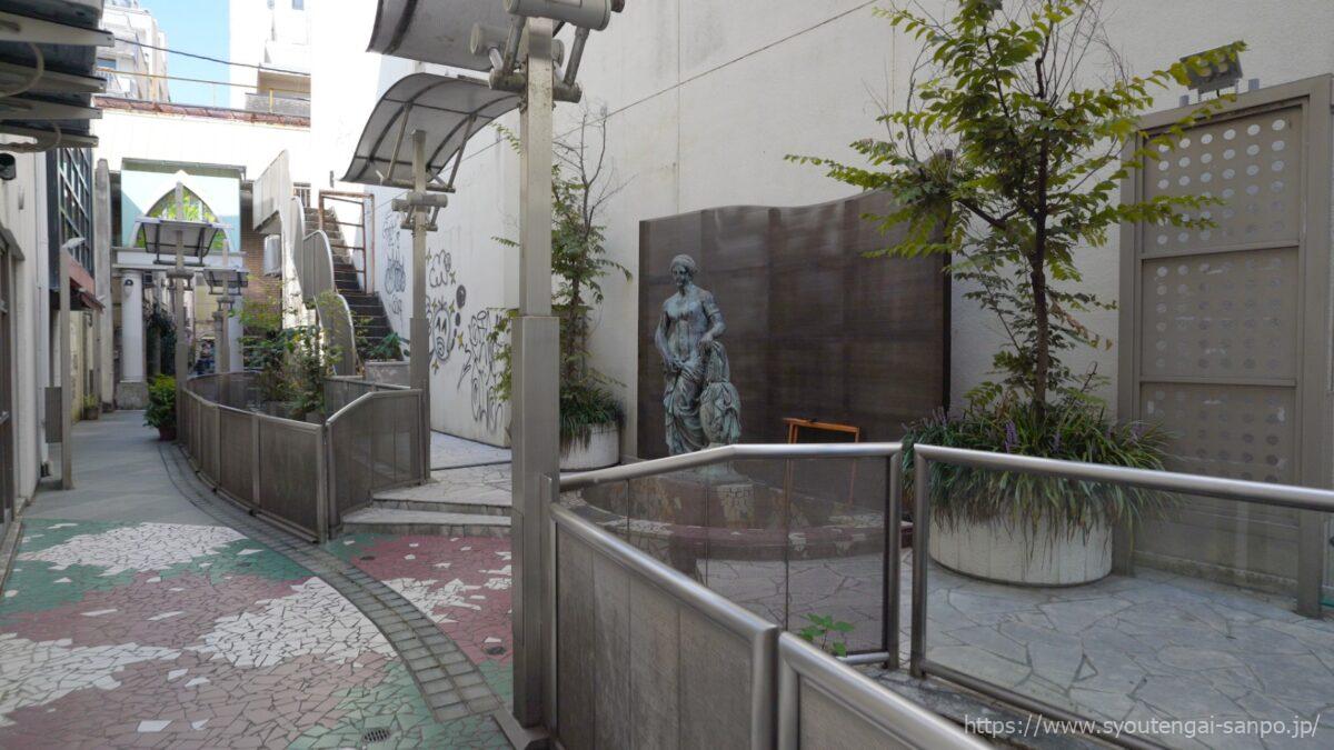 通路途中にある女性像