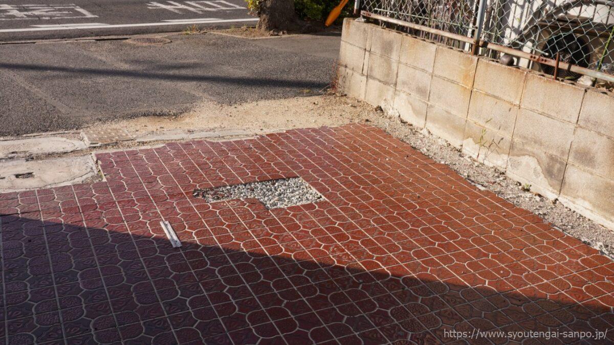 建物裏側のタイル地面02