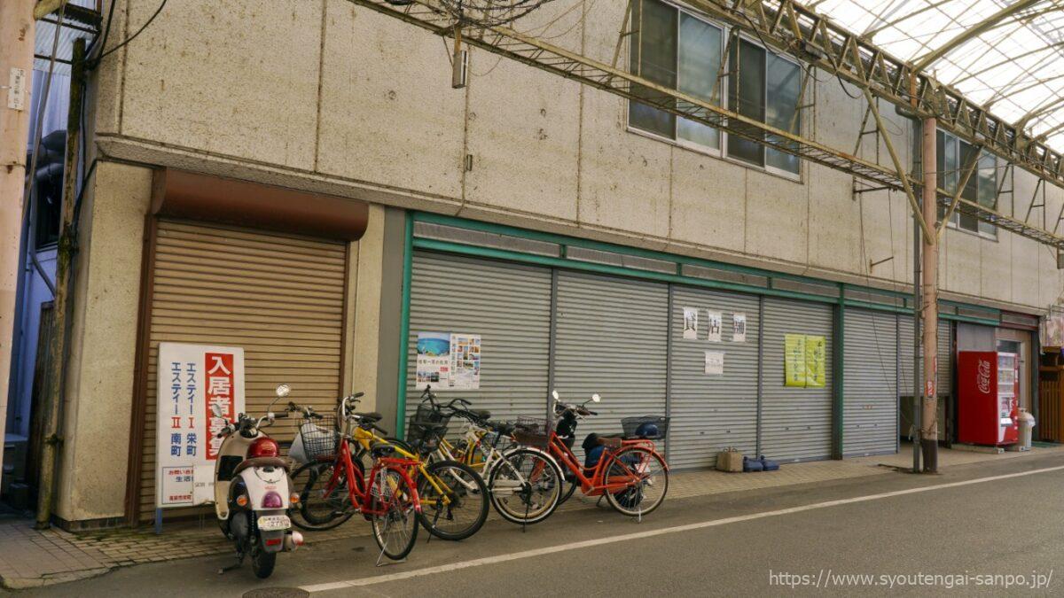 シャッター店舗前の自転車