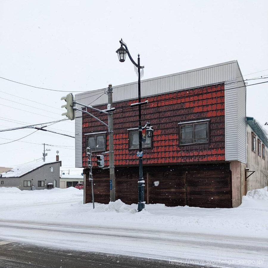 赤いうろこ外壁の建物①