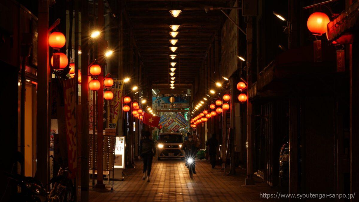 商店街内には車も通る