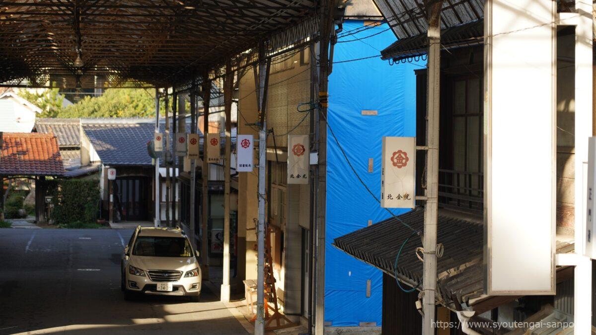 金のマークの看板