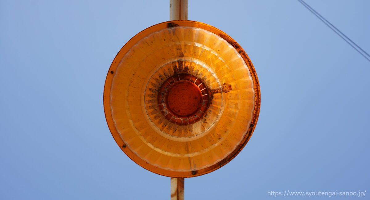 アーチの灯器を真下から