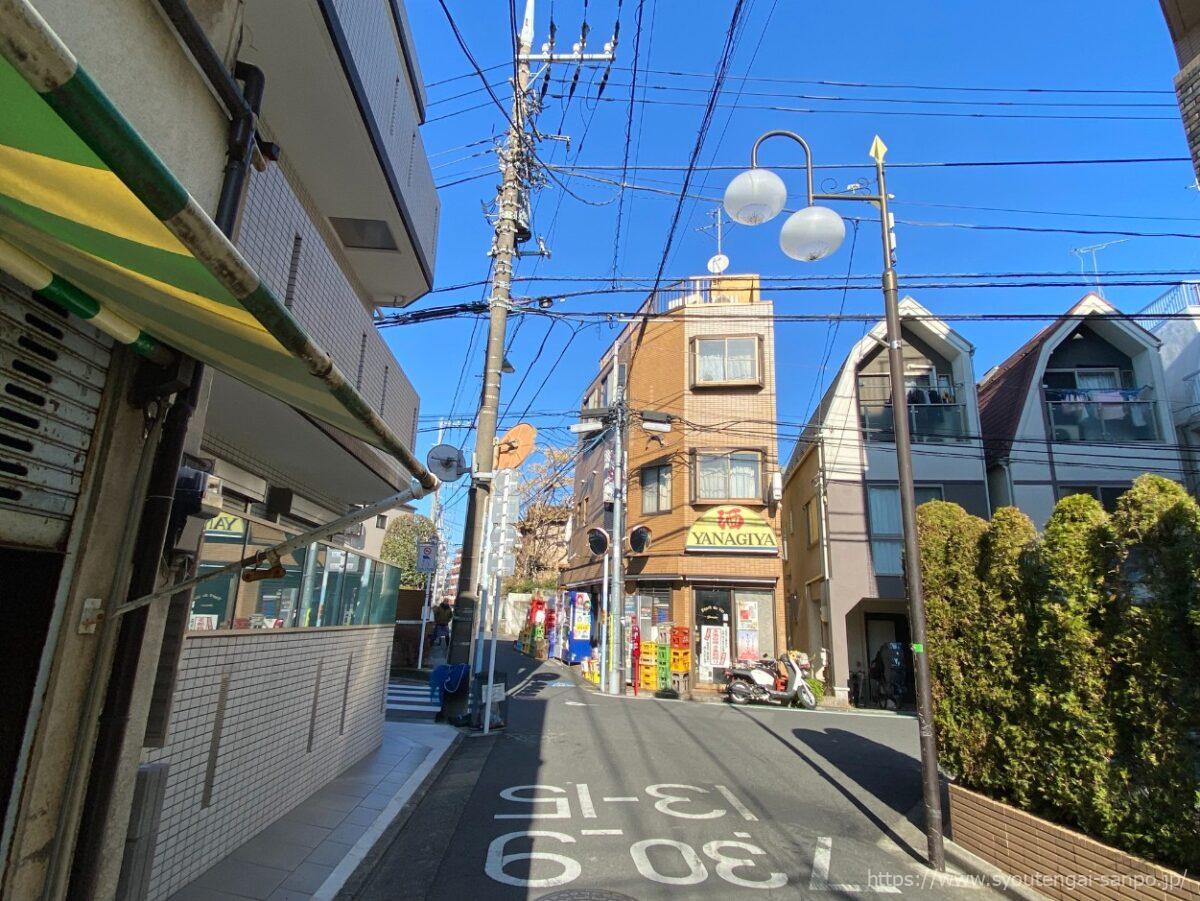 入り口部分、酒屋が見える