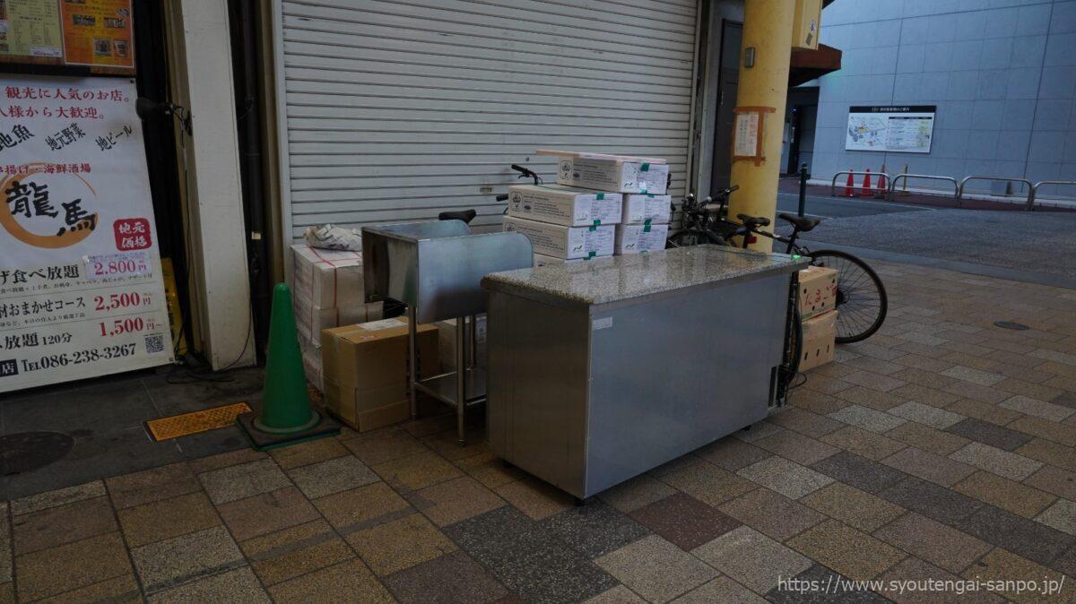 外に出された机