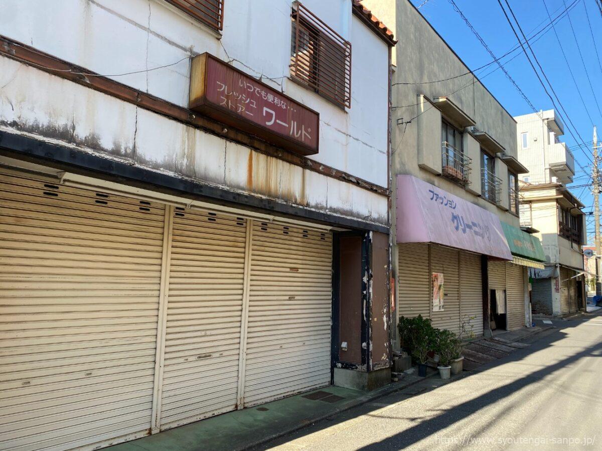 古い店が並ぶ