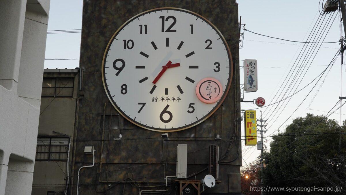 商店街裏にある時計