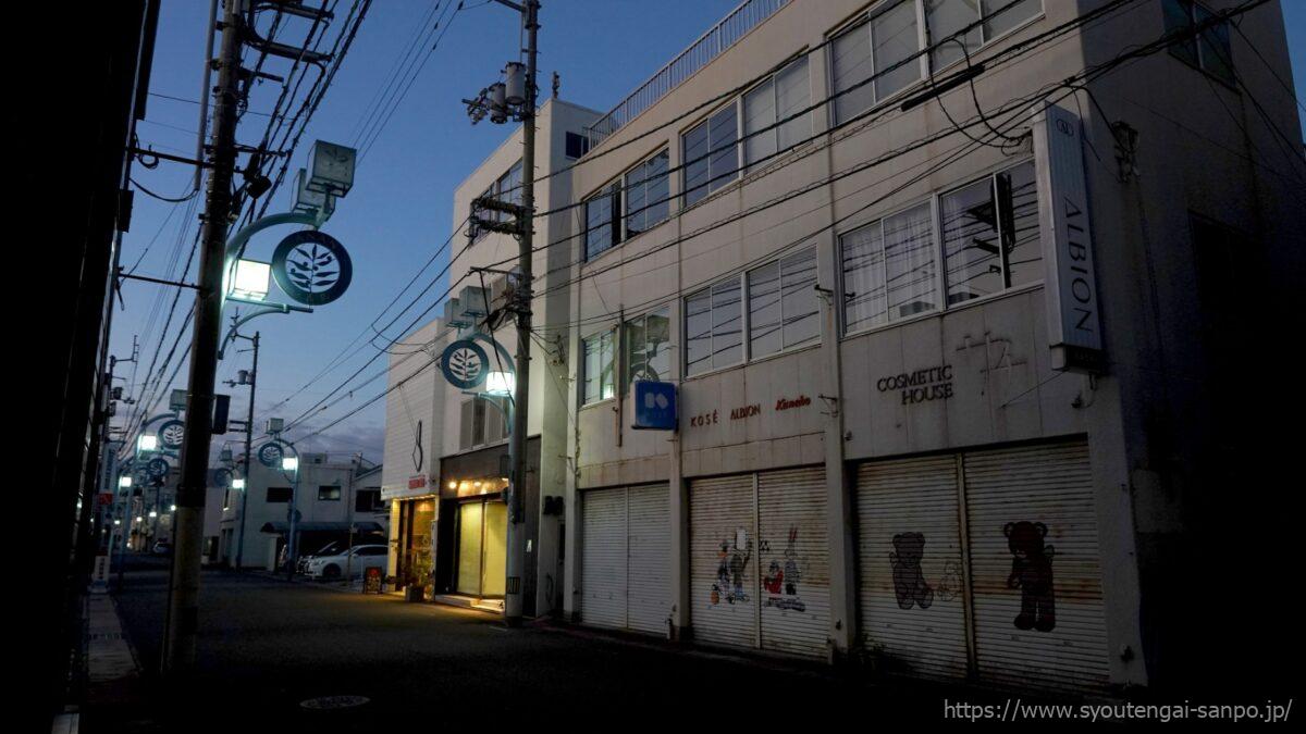 阿南一番街商店街の夜の風景