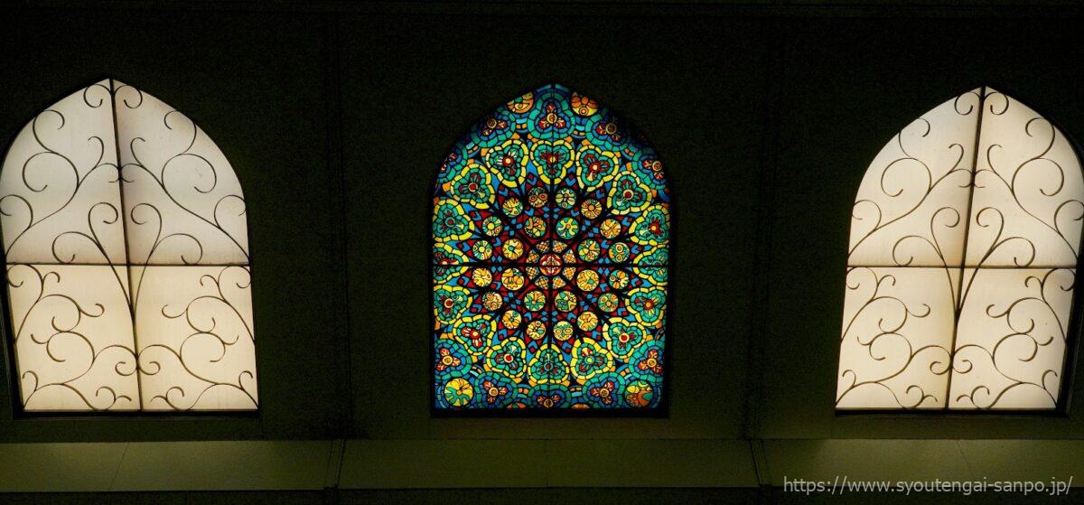 アーケードのステンドグラス