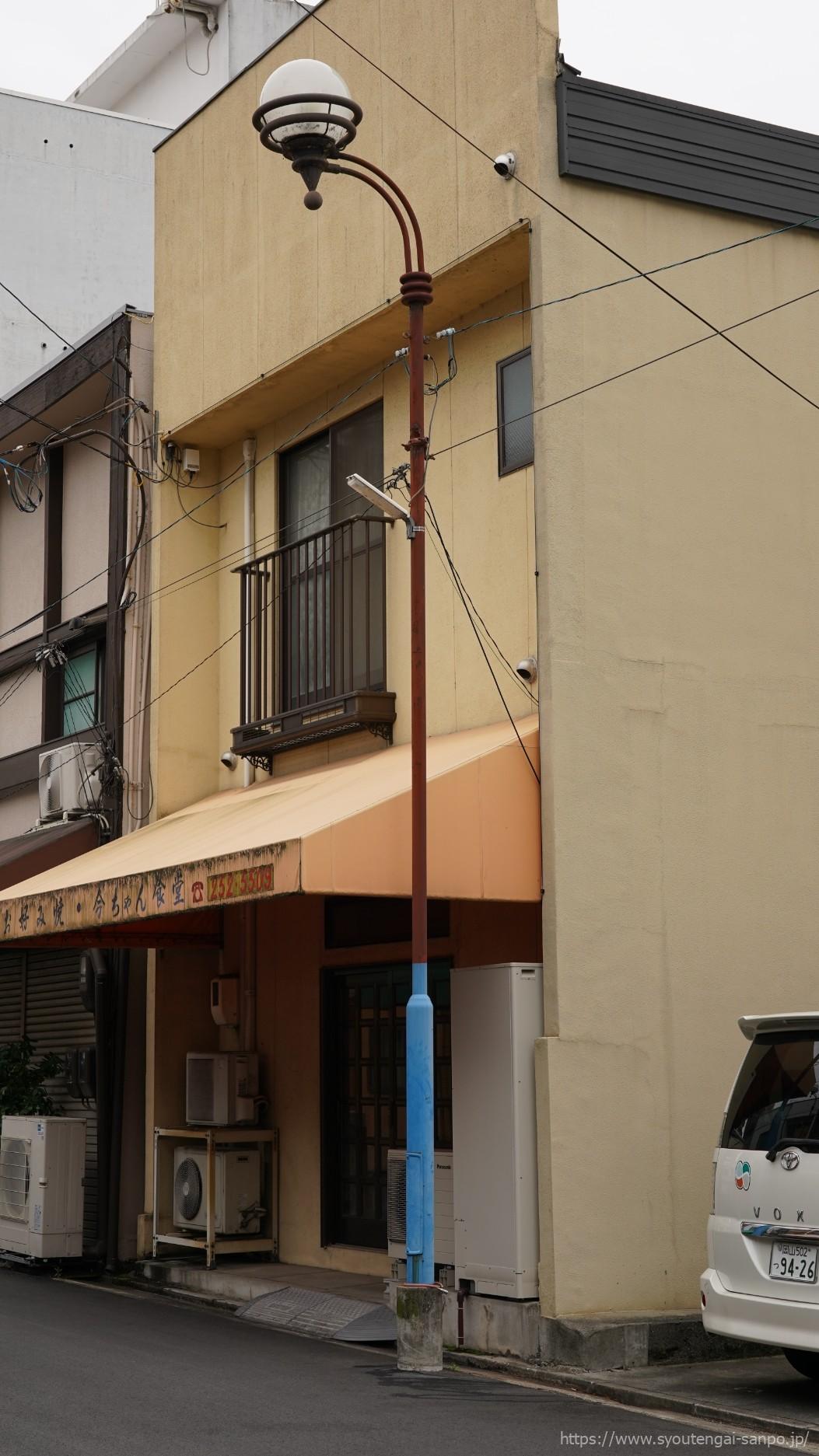 奉還町1丁目商店街の街路灯