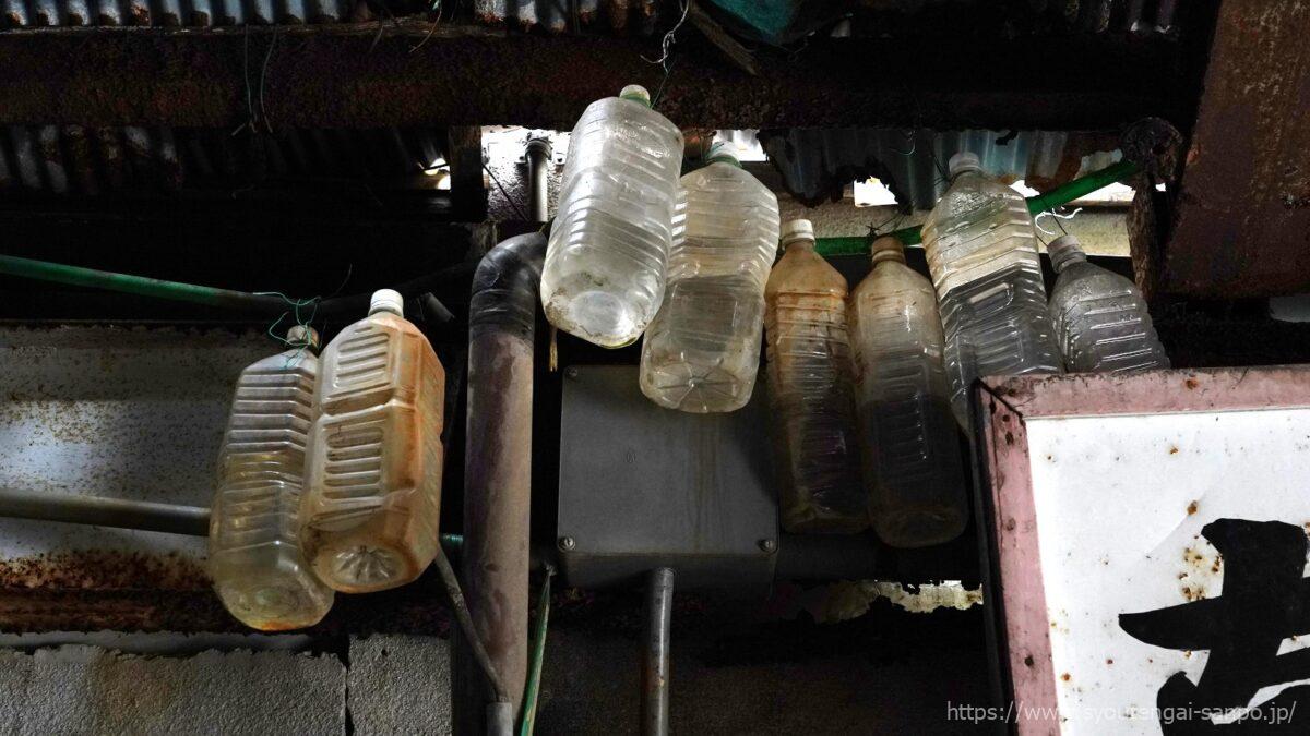 吊るされたペットボトル