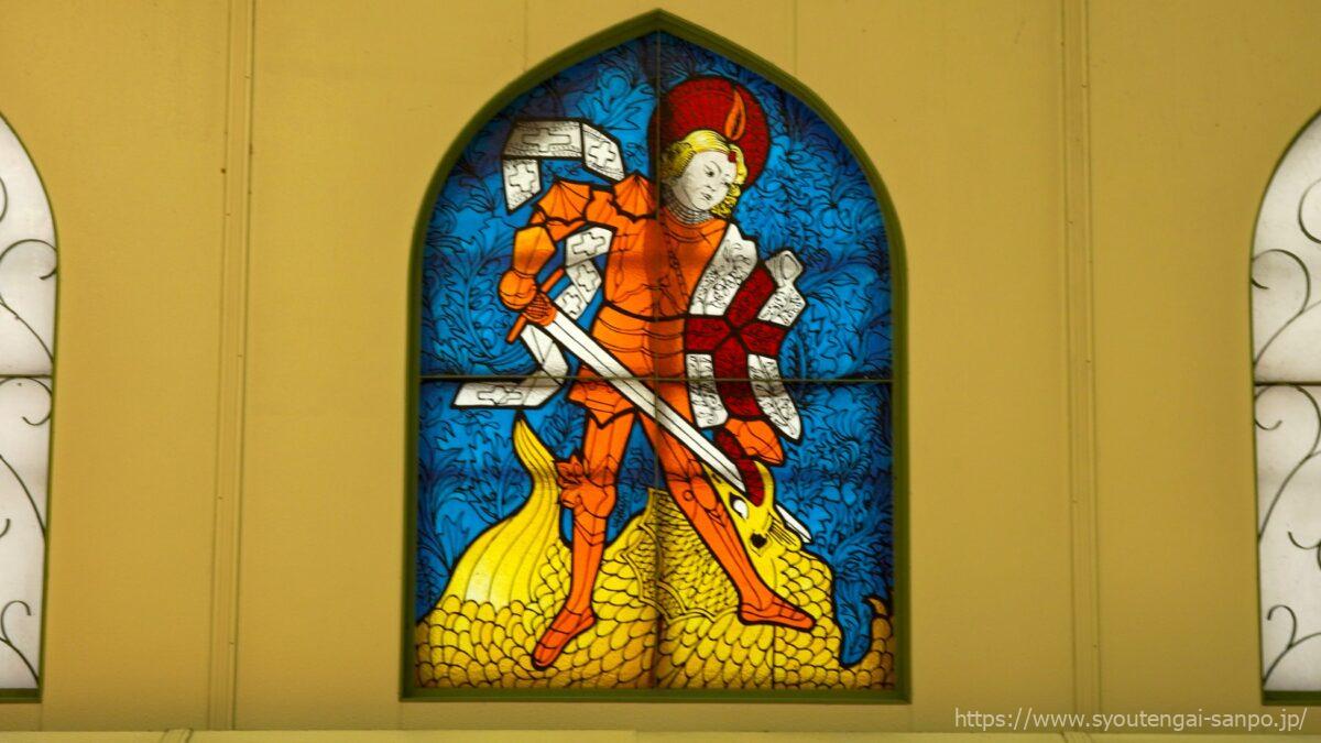 アーケードのステンドグラス