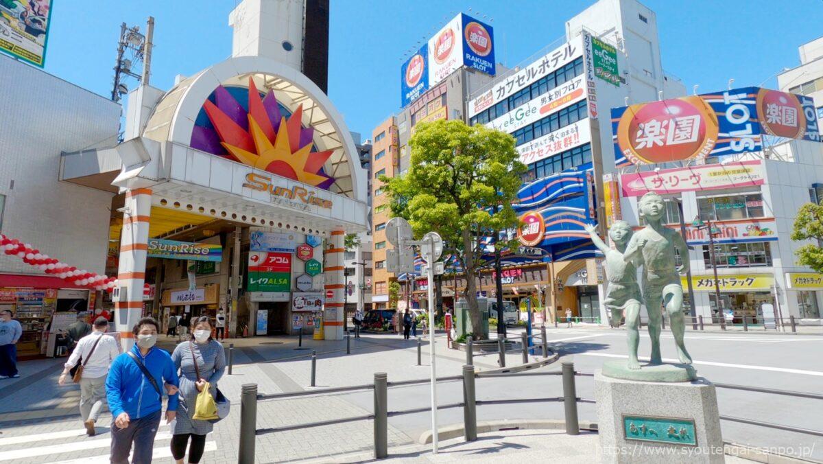 アーケード正面と銅像