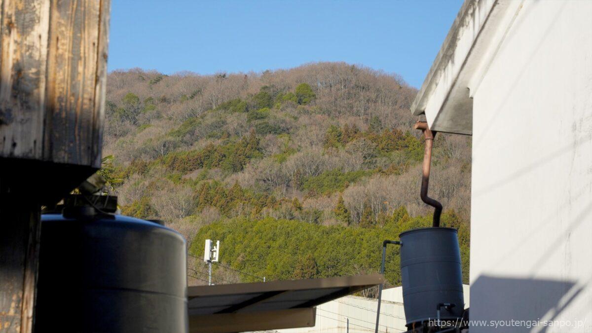脇から見える山々