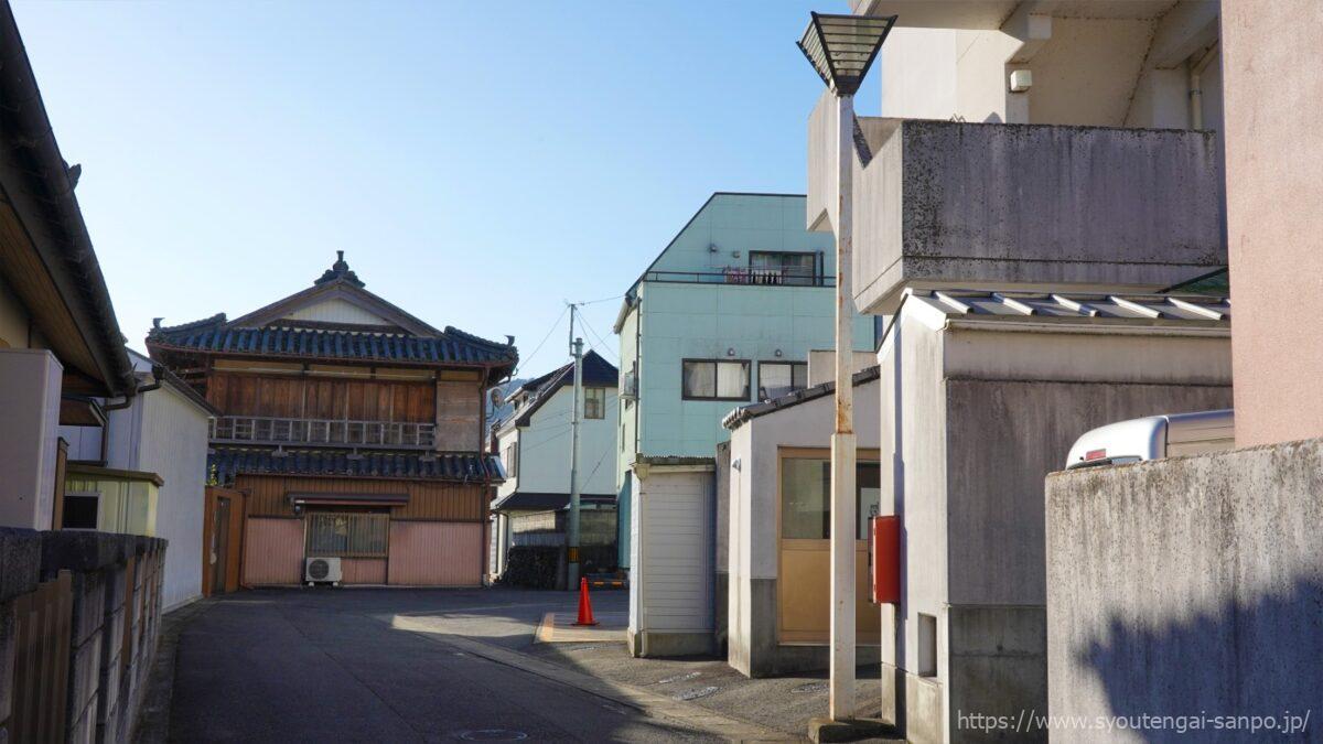 商店街脇の風景