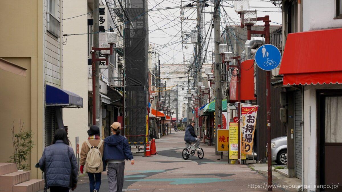 奉還町付近の商店街風景01