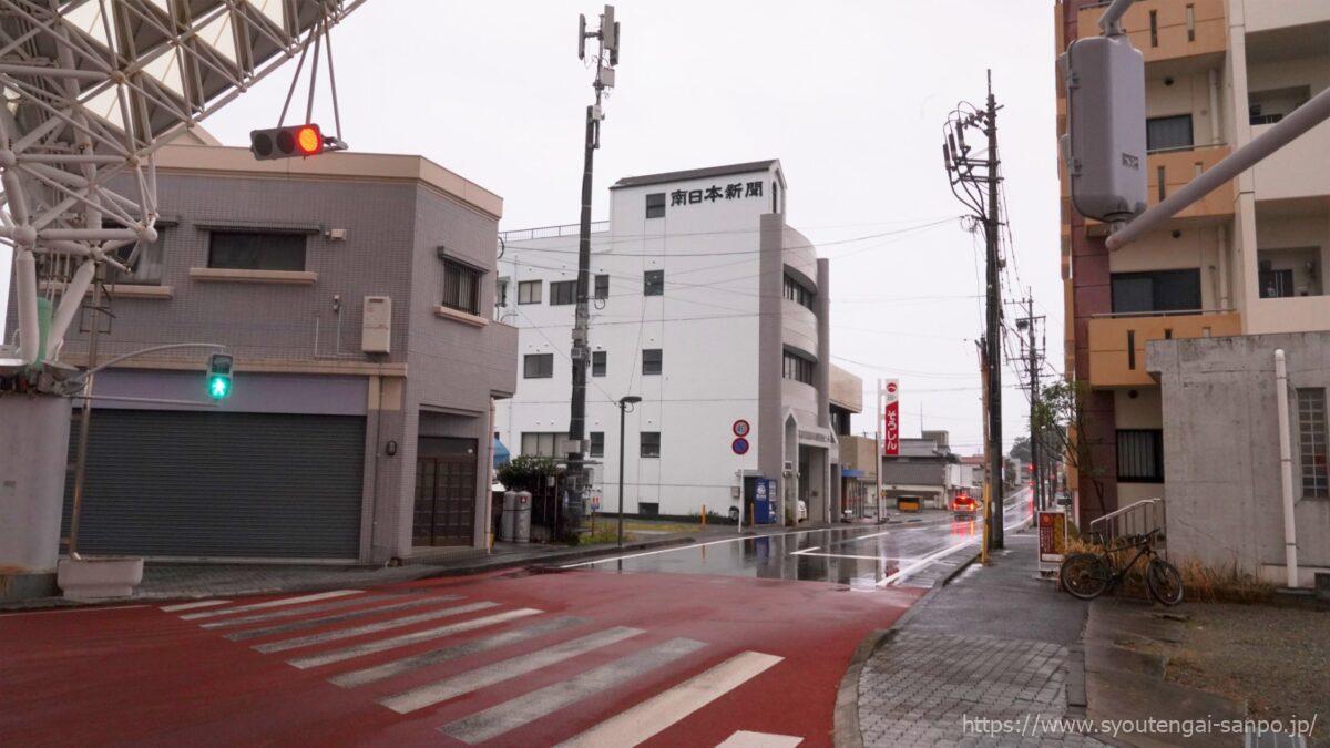 オブジェ下から車道