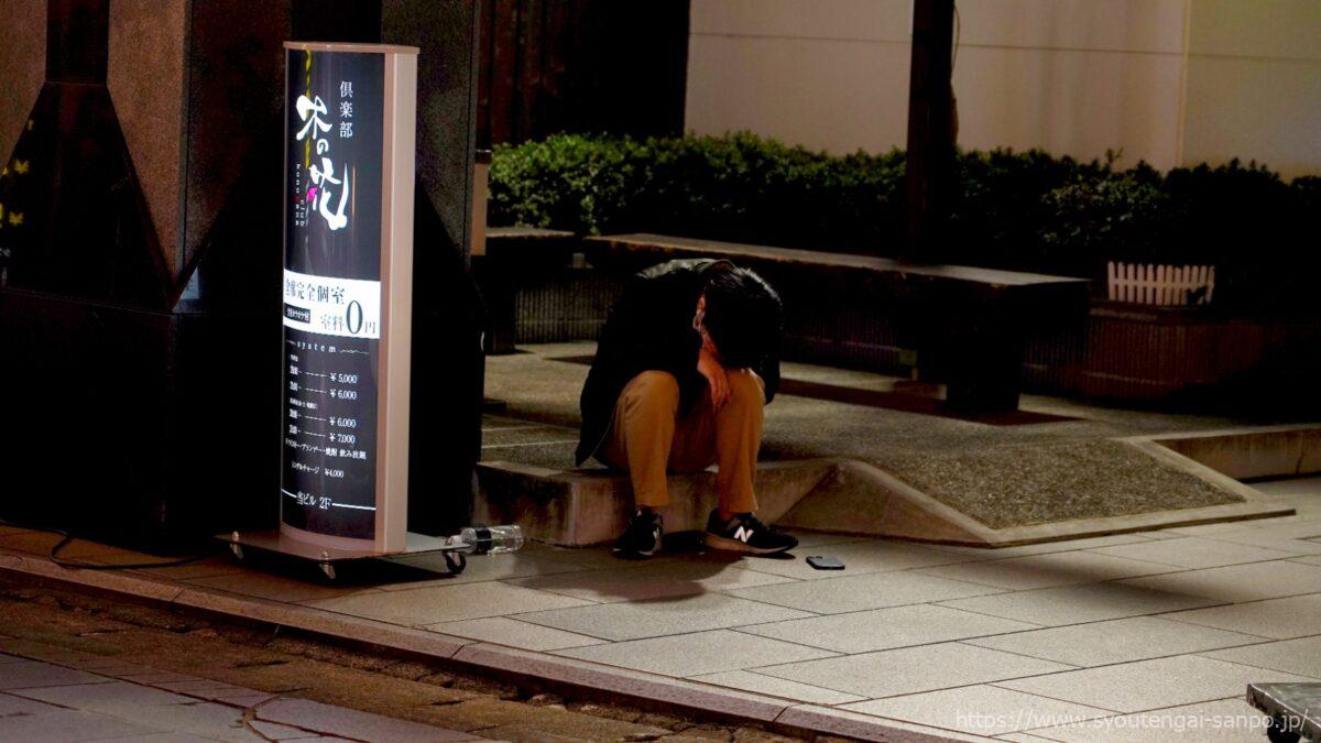 泣き崩れる人