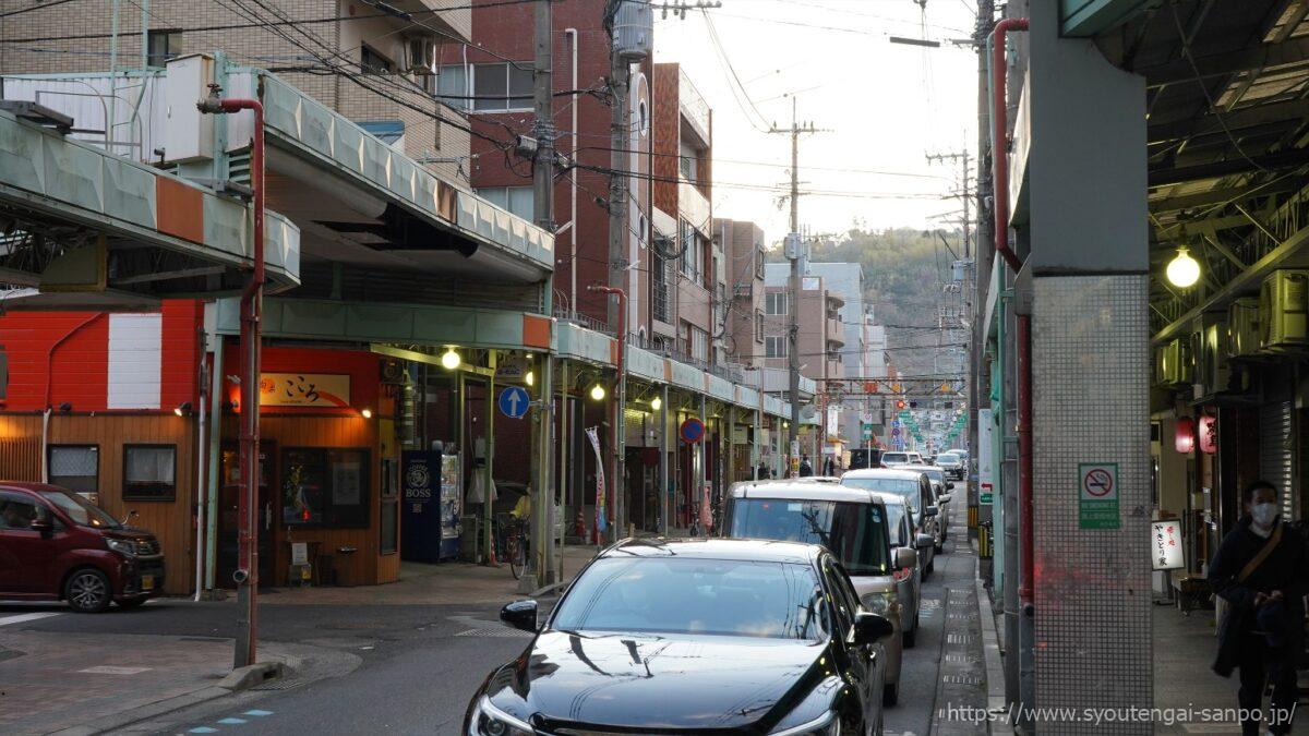出口側の歩道アーケード