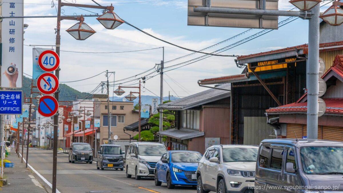 富士吉田本町通り商店街の風景