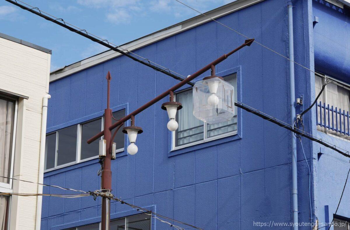 電球が剥き出しの街路灯