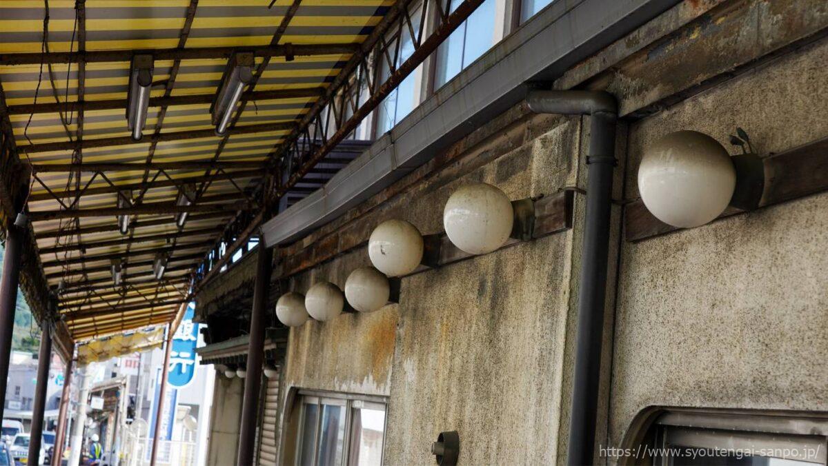 埃かぶった電灯