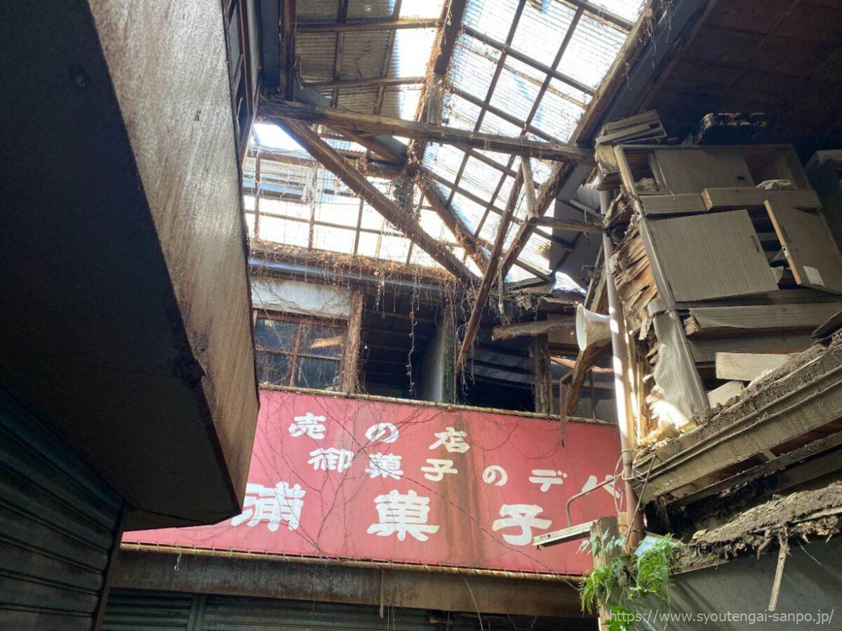 通路中央の建物風景