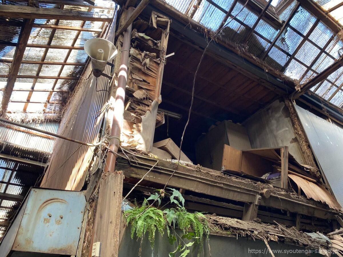 崩れた建物の2F