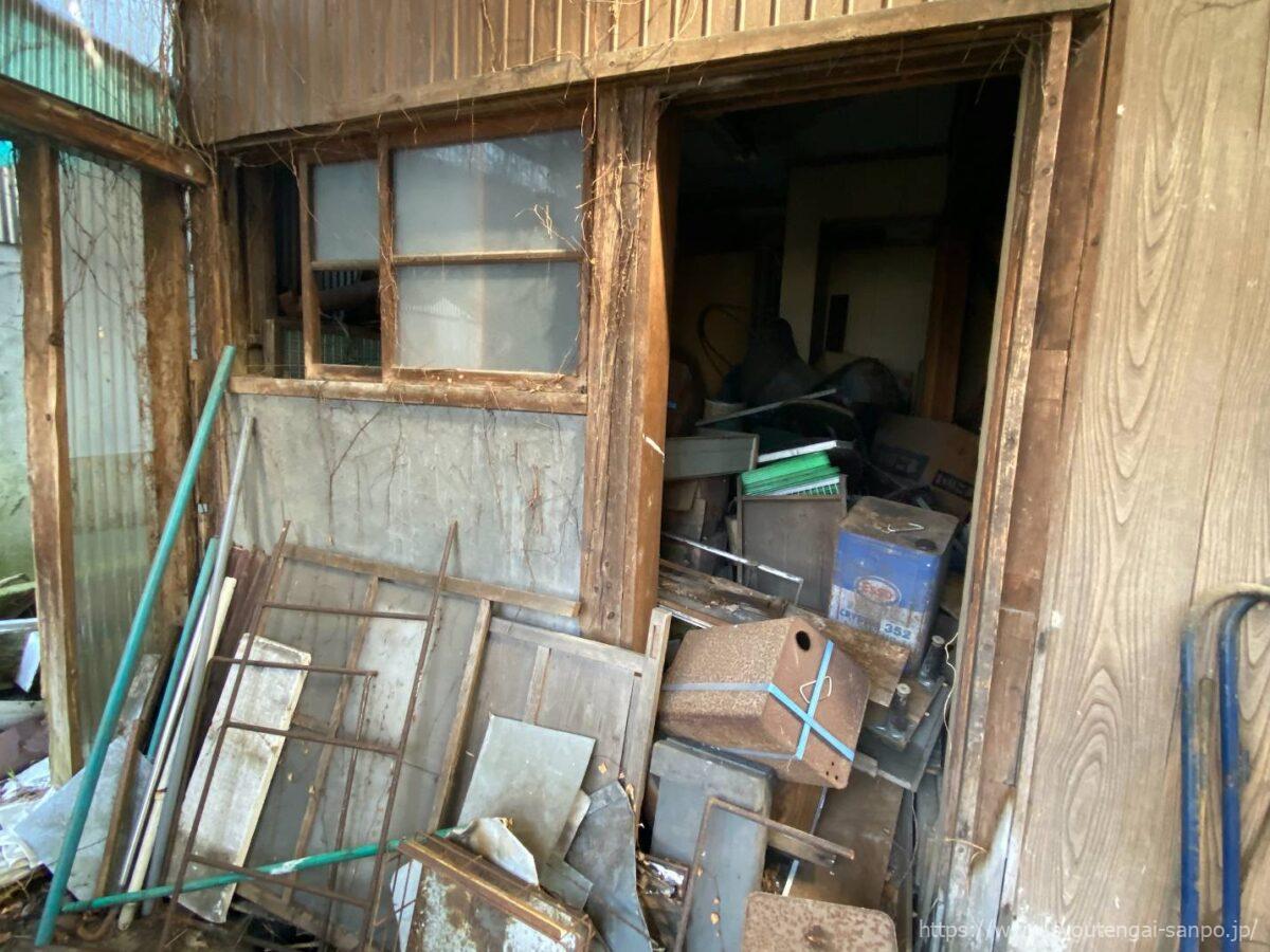 奥側通路の建物