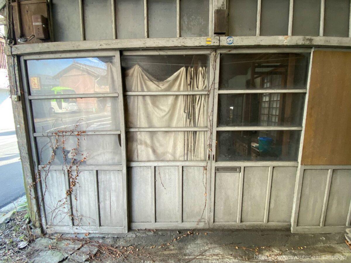 入り口付近の建物