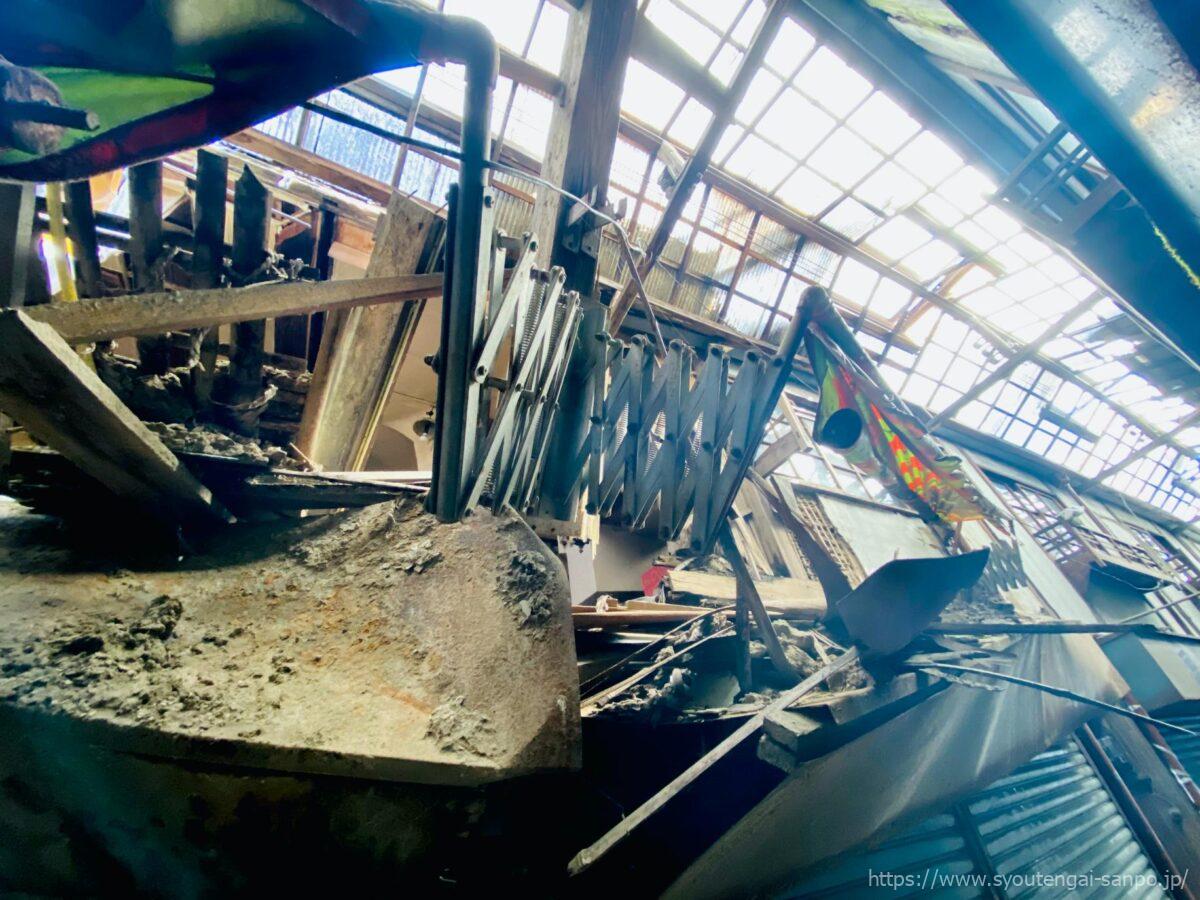 崩れた建物の2F部分風景02