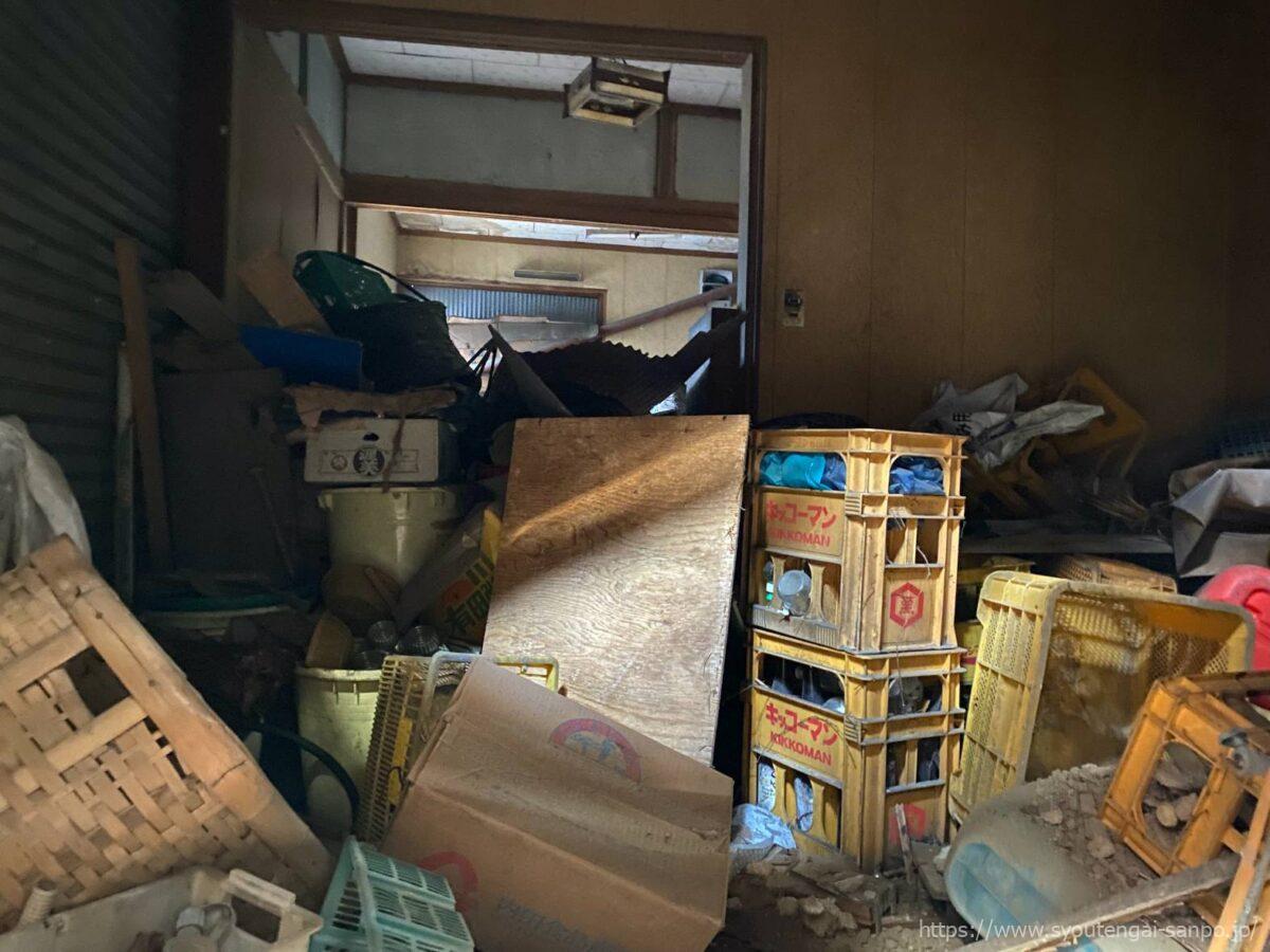 通路中央の建物1F内部