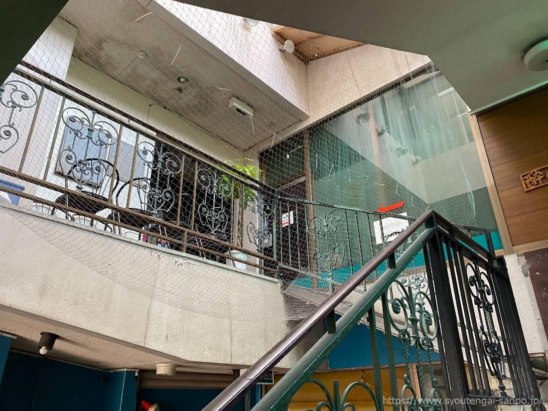 駅近くの建物04