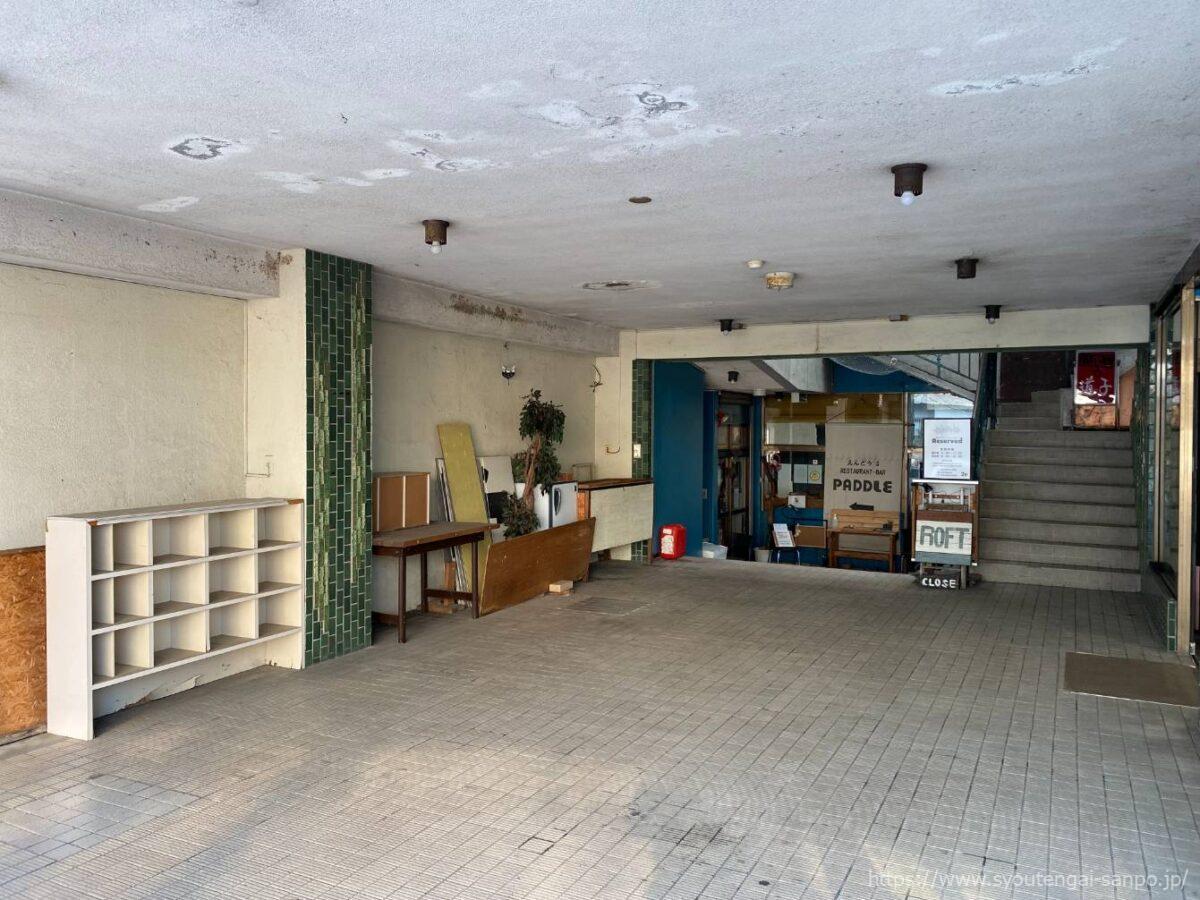 駅近くの建物03