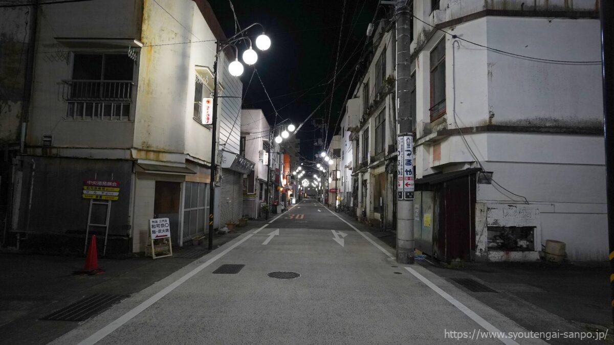 なぎさ中通り商店街の夜の風景