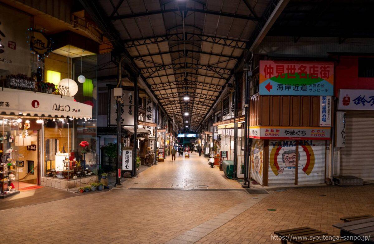 夜のアーケード
