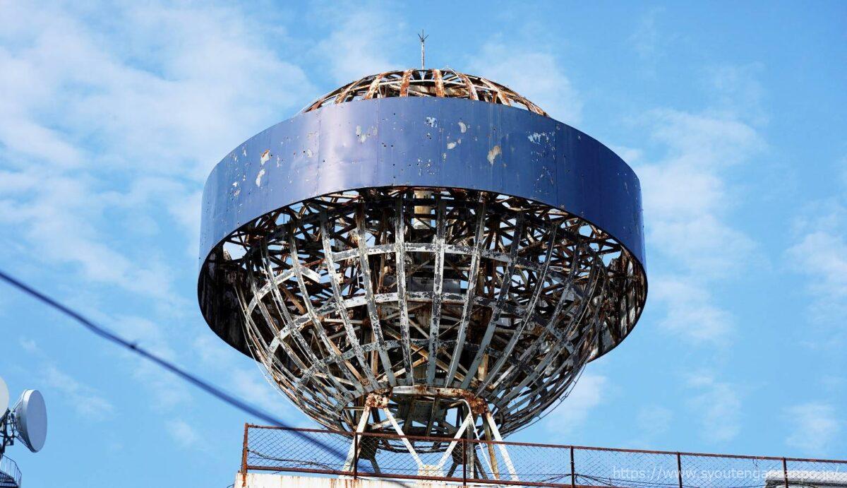 錆びた地球儀のオブジェ