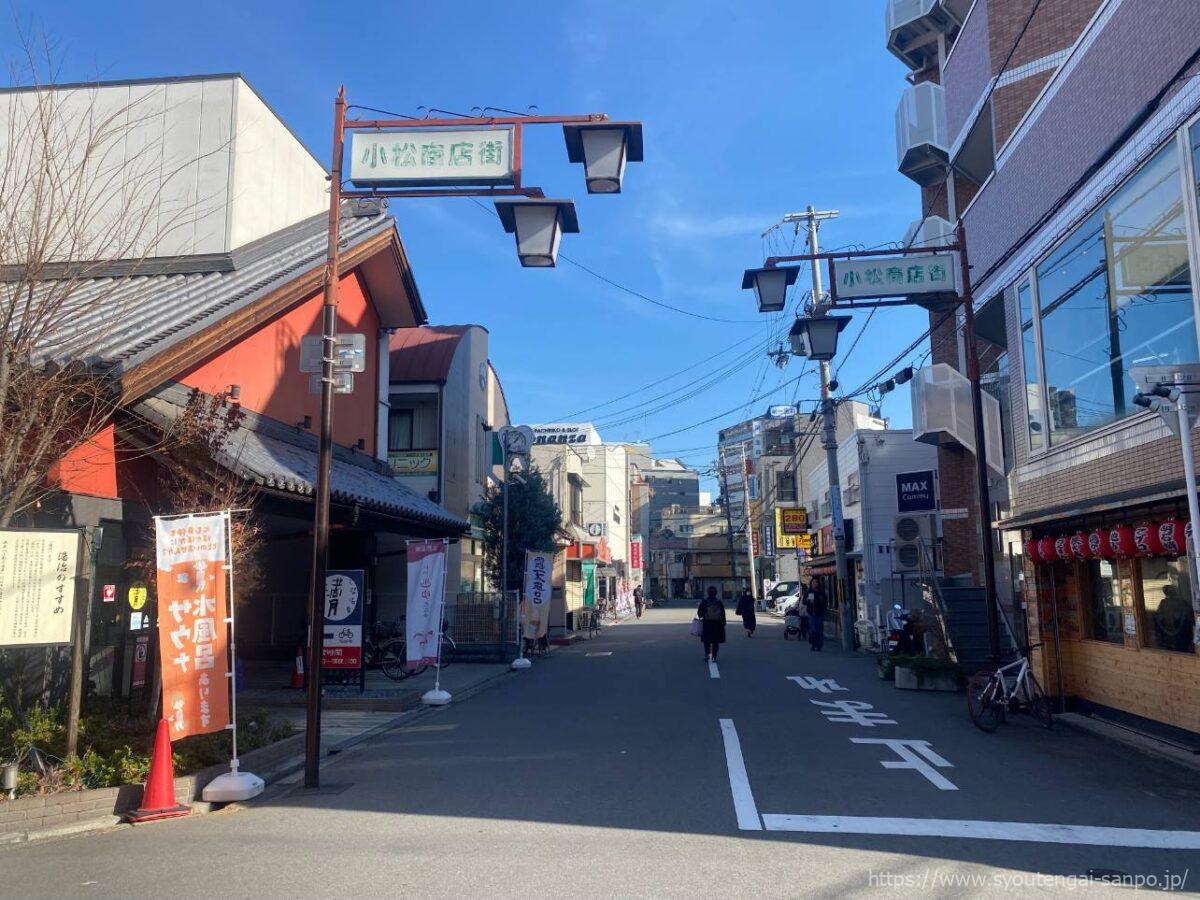 街路灯アーチの風景