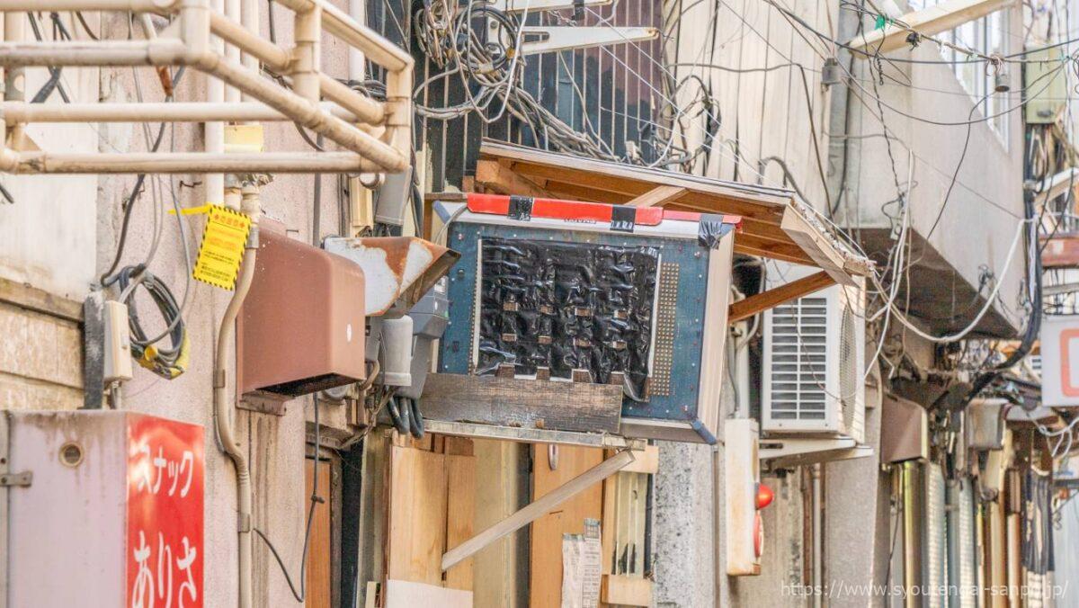 開いた電気パネル