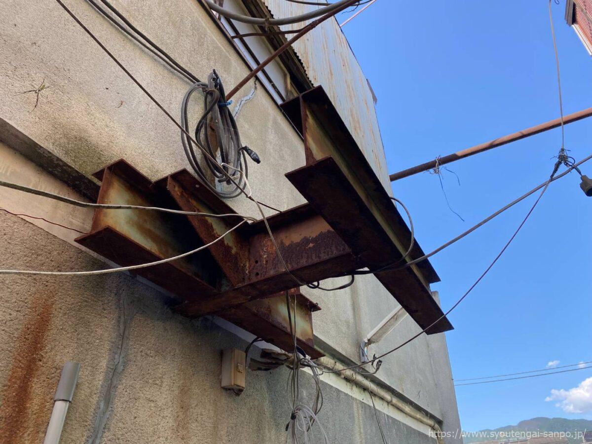 錆びた鉄の構造物