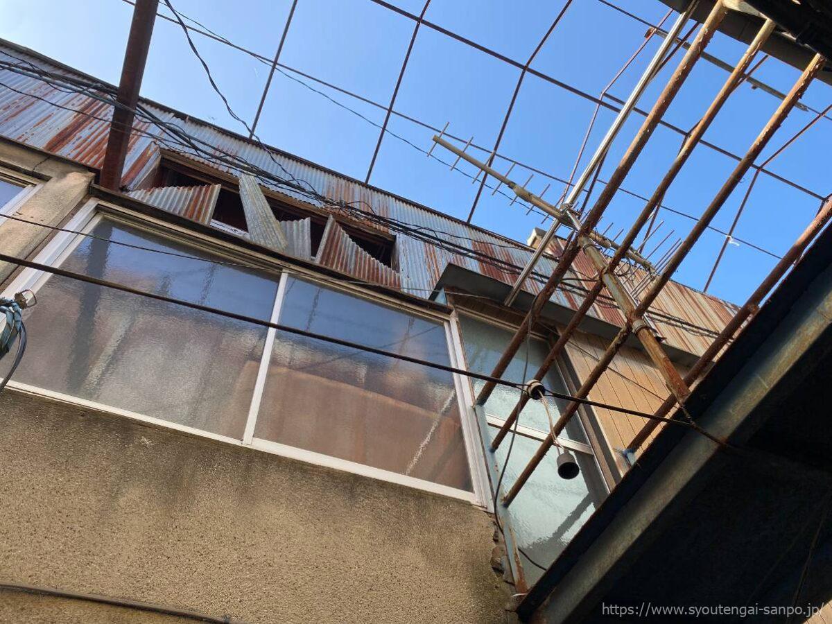 外れたトタンの様子