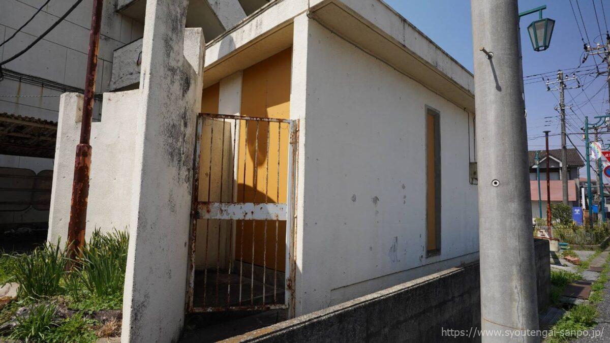 外周通路と街路灯