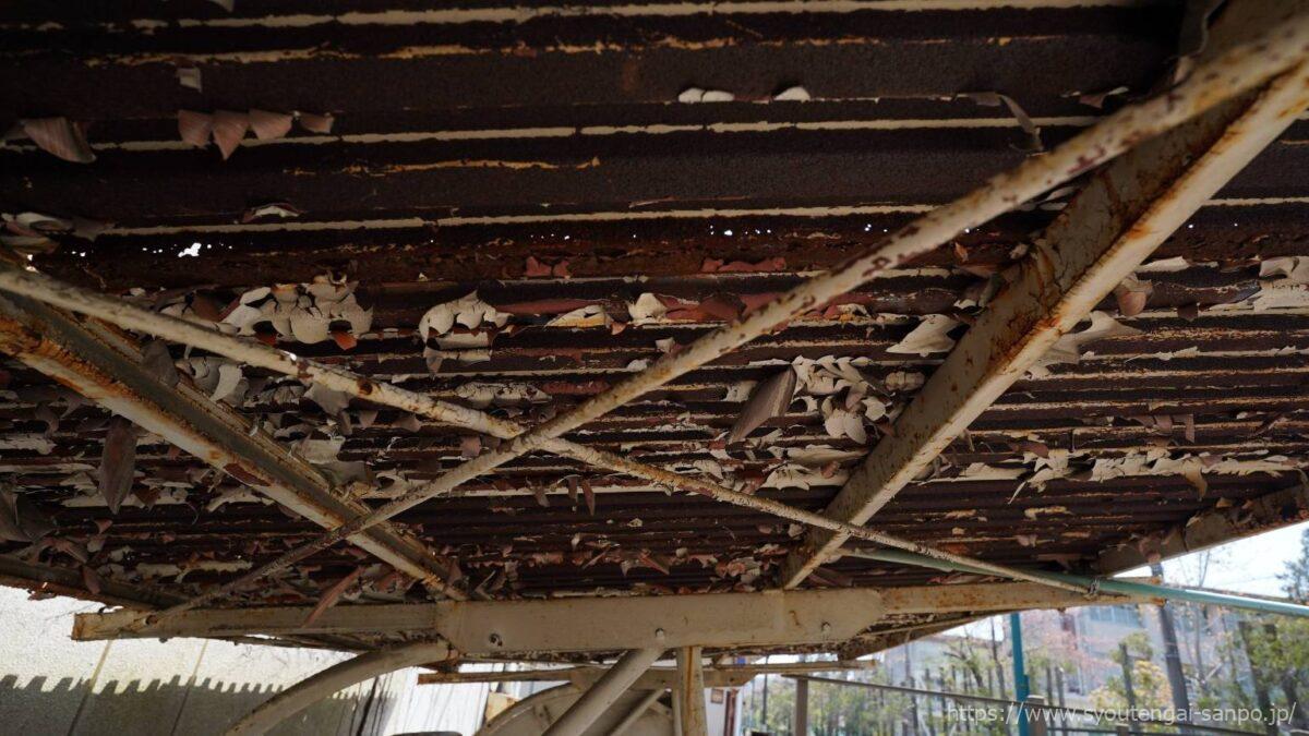 錆びた屋根裏構造
