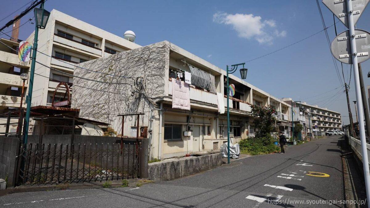 周辺道路から見た外観02