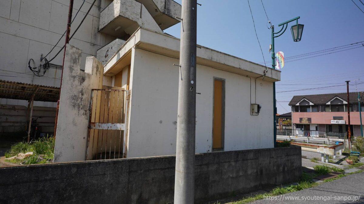 外周の建物側面