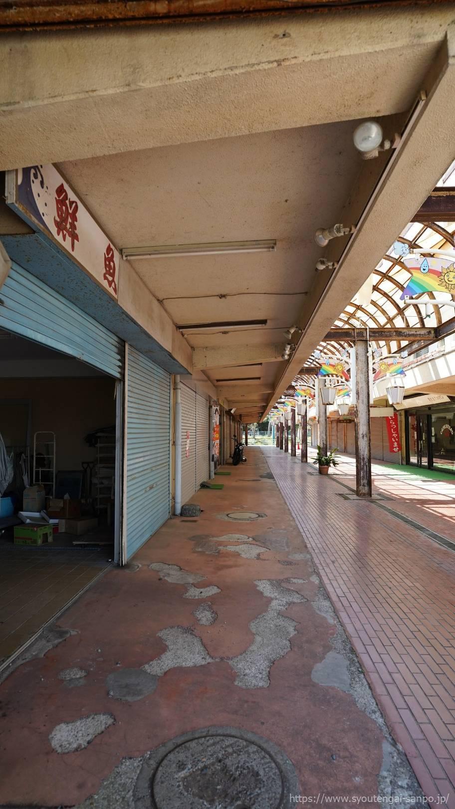 屋根付き通路の風景